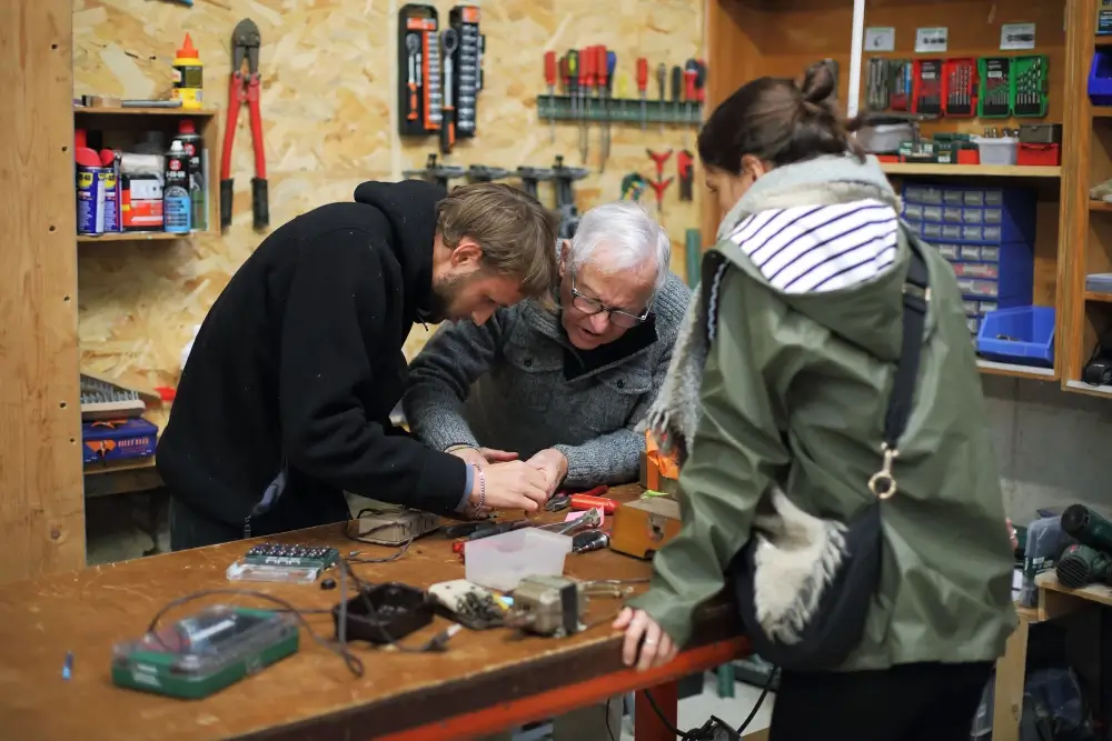Partage de savoir-faire dans l'espace bricolage